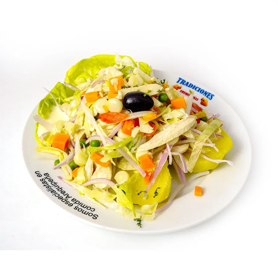 Salpicón de pollo con lechuga, cebolla, tomate y choclo
