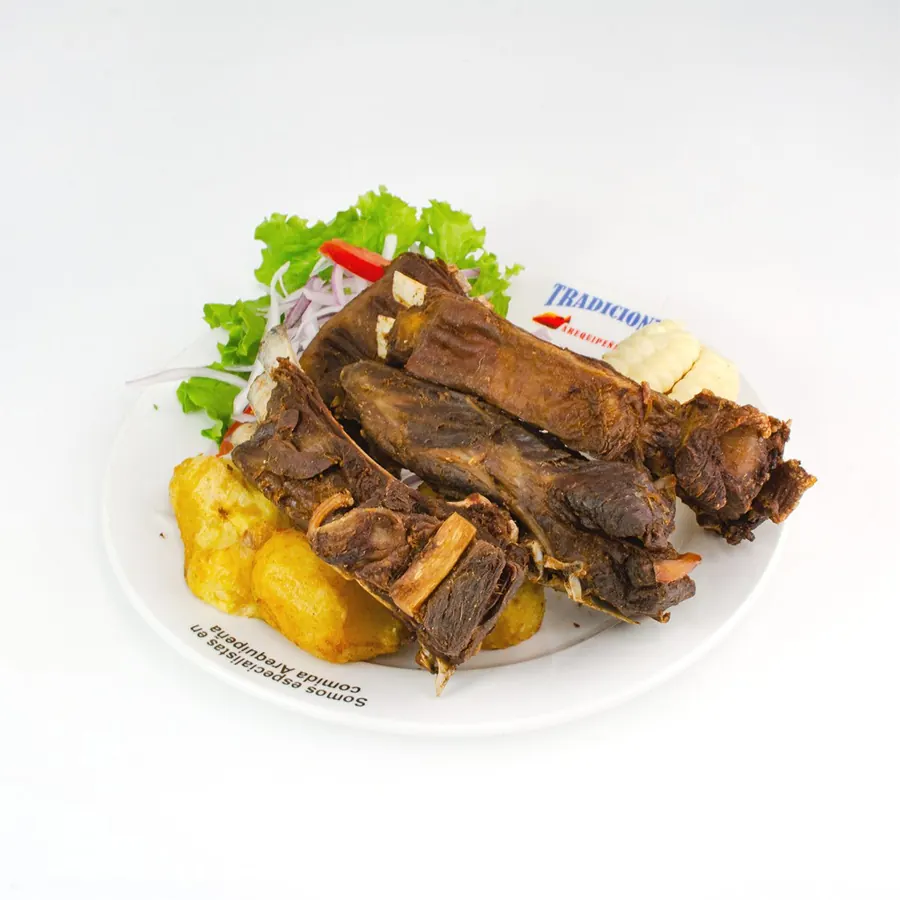 Costillar dorado con papas doradas, choclo y ensalada